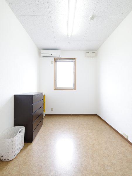 清潔な壁と床の居室
