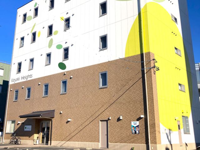 外観の建物と車 外観 モダンなデザインの建物外観は、働く環境の魅力を象徴しています。周囲には清潔感が保たれており、安心して勤務できる空間です。
