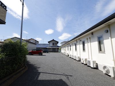明るい外観の施設