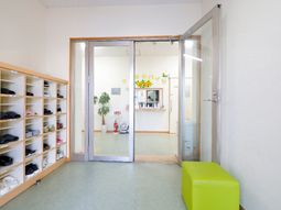 明るいエントランス風景