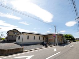 明るい日差しの外観