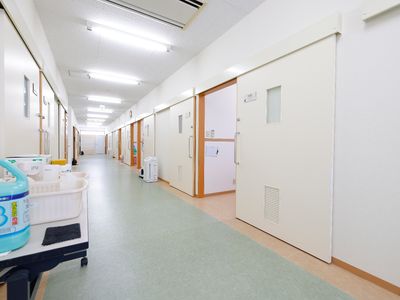 清潔な廊下と部屋の扉