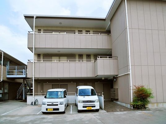 駐車場と建物の外観