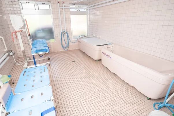 広い設備の浴室