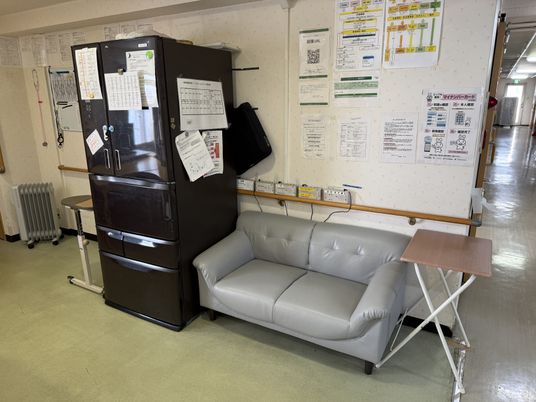 壁際のソファと冷蔵庫