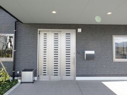 モダンな外観のエントランス