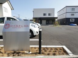 新築そうな外観と看板