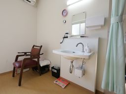 清潔な洗面台と椅子