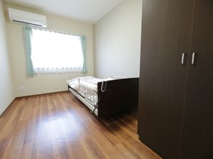 シンプルな居室の内観