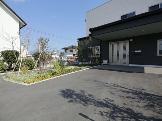 暖かみのある建物エントランス