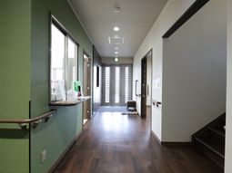 手すり付きの明るい廊下