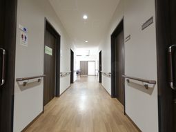 清潔感のある廊下と安全な手すり
