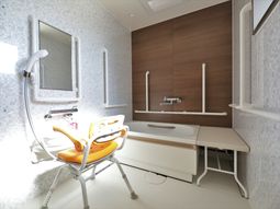 バリアフリー設計の浴室