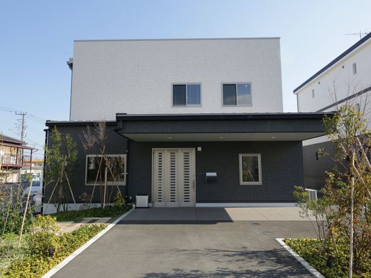 モダンな建物のエントランス
