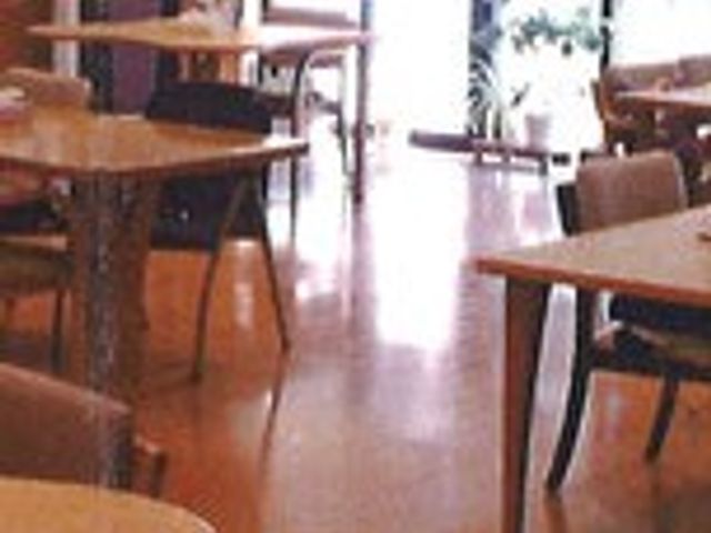 自然光あふれる食堂 食堂 広々としたテーブルが配置され、自然光が差し込む暖かな空間です。食事や歓談が楽しめます。