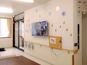 廊下の壁飾りとテレビ