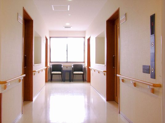 廊下の手すり付き通路