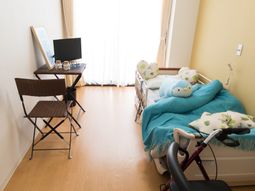 明るい個室の居室