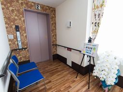 エレベーターホールの明るい空間