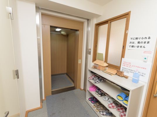 玄関先の靴箱と掲示物
