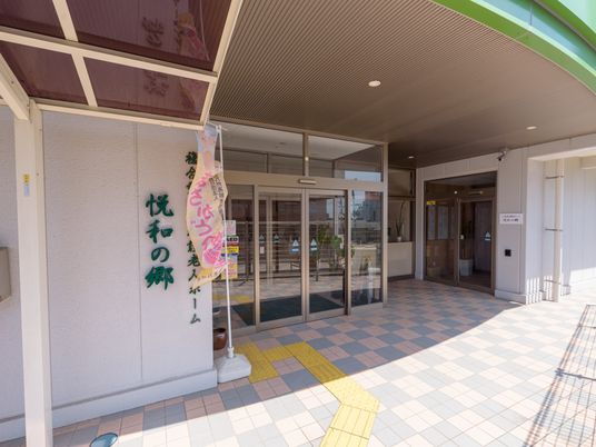 入口付近の明るいエントランス