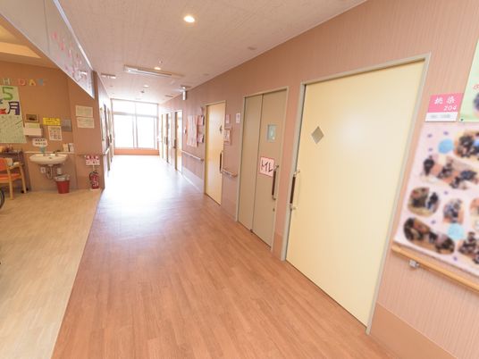 明るい廊下の風景