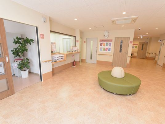 清潔な施設のエントランス