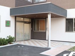 清潔な施設のエントランス