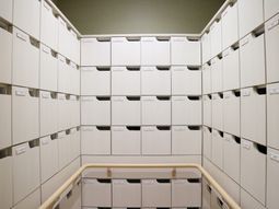 整然と並んだ多数のロッカー