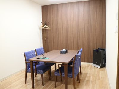 シンプルな居室の食卓
