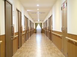 清潔で明るい施設の廊下