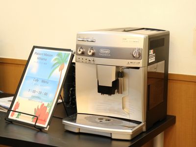 コーヒーマシンとメニュー看板