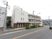 白い建物の外観