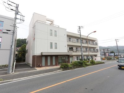 白い建物の外観