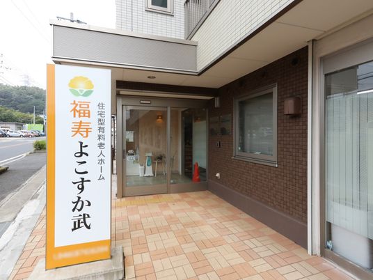 明るいエントランス外観
