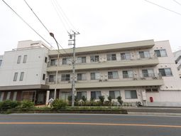 白い建物の外観
