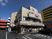 明るい日差しの街角建物