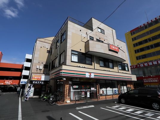 明るい日差しの街角建物
