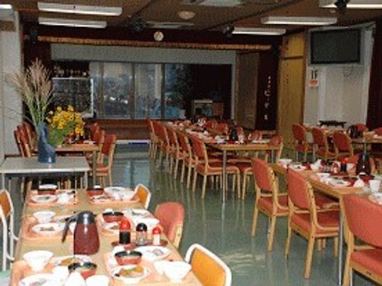 明るい食堂の食事時