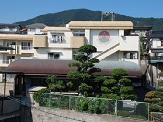 山が見える建物外観