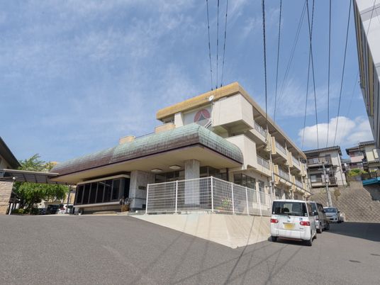 明るい建物の外観