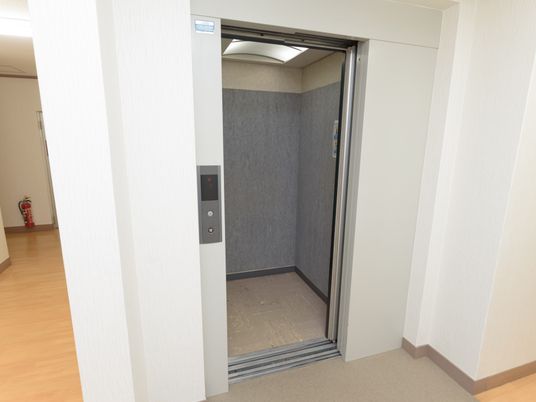 清潔なエレベーターの入口