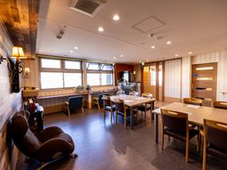 明るいダイニングの風景