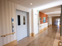 廊下とエレベーターの光景