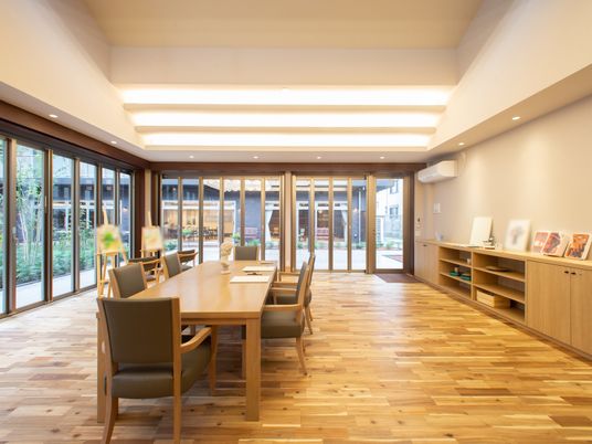 広々とした居心地の良いラウンジ