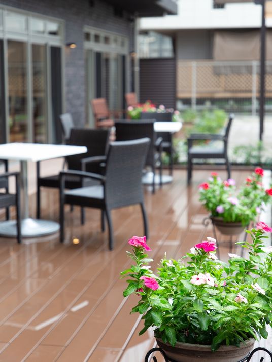 中庭に花とテーブル