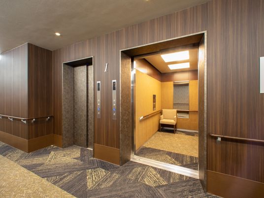 モダンなエレベーター前