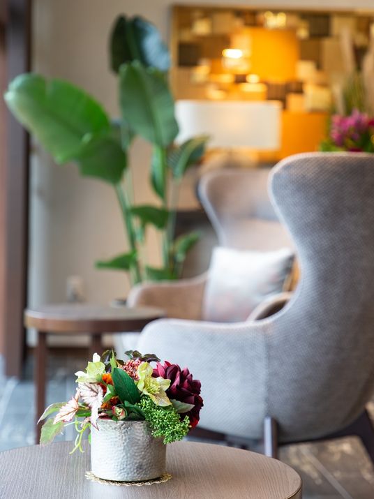 ラウンジの鮮やかな装花