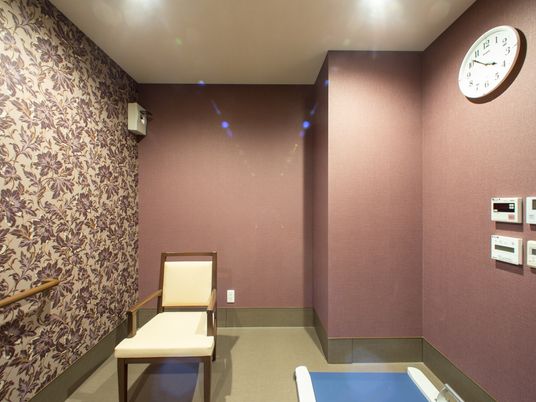 廊下の椅子と時計