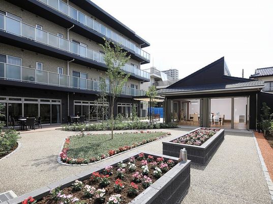 中庭のある施設外観